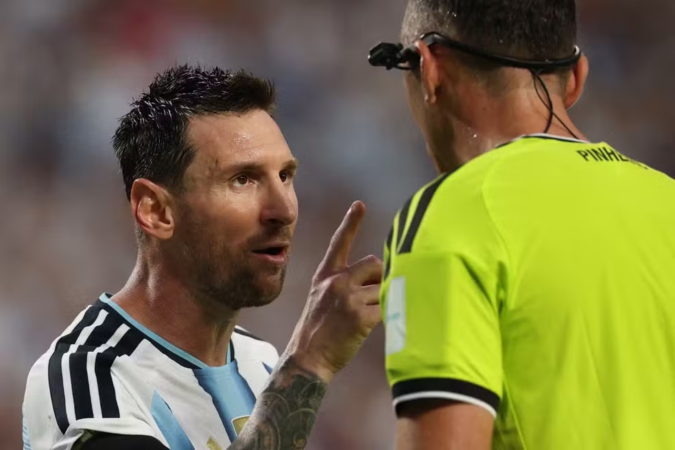 "Fale direito comigo": Messi confronta árbitro português e gera tensão no Mundial 2026