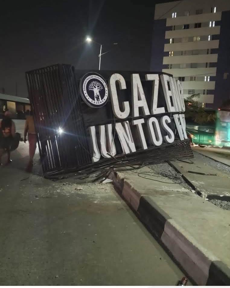 Acidente destrói parcialmente letreiro de mais de 6 milhões de kwanzas inaugurado há apenas duas semanas no Cazenga