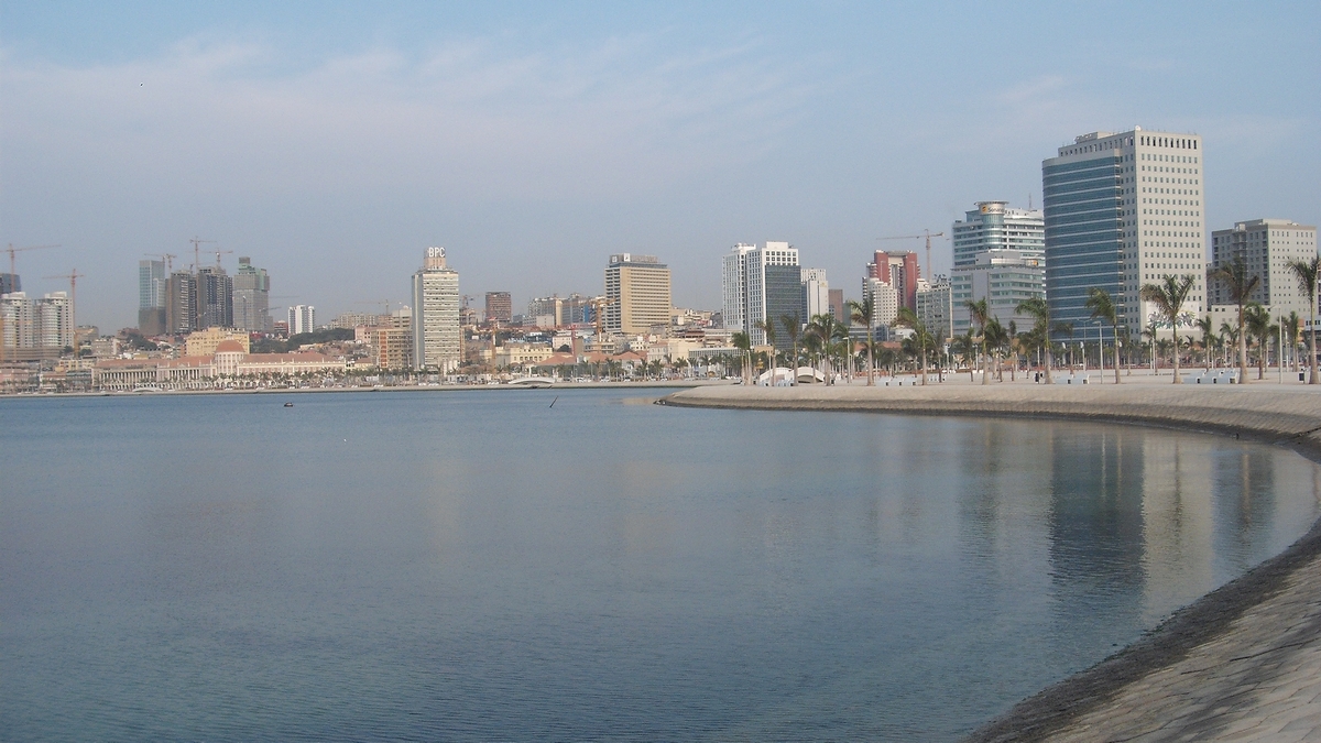 Alteração da cor da água e morte de peixes são registadas na Baía de Luanda